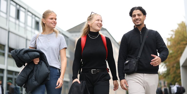 Studierende auf dem Campus Oldenburg