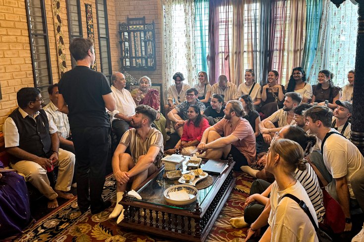 Studierende in Indien in einem Raum auf dem Boden sitzen im Gespräch