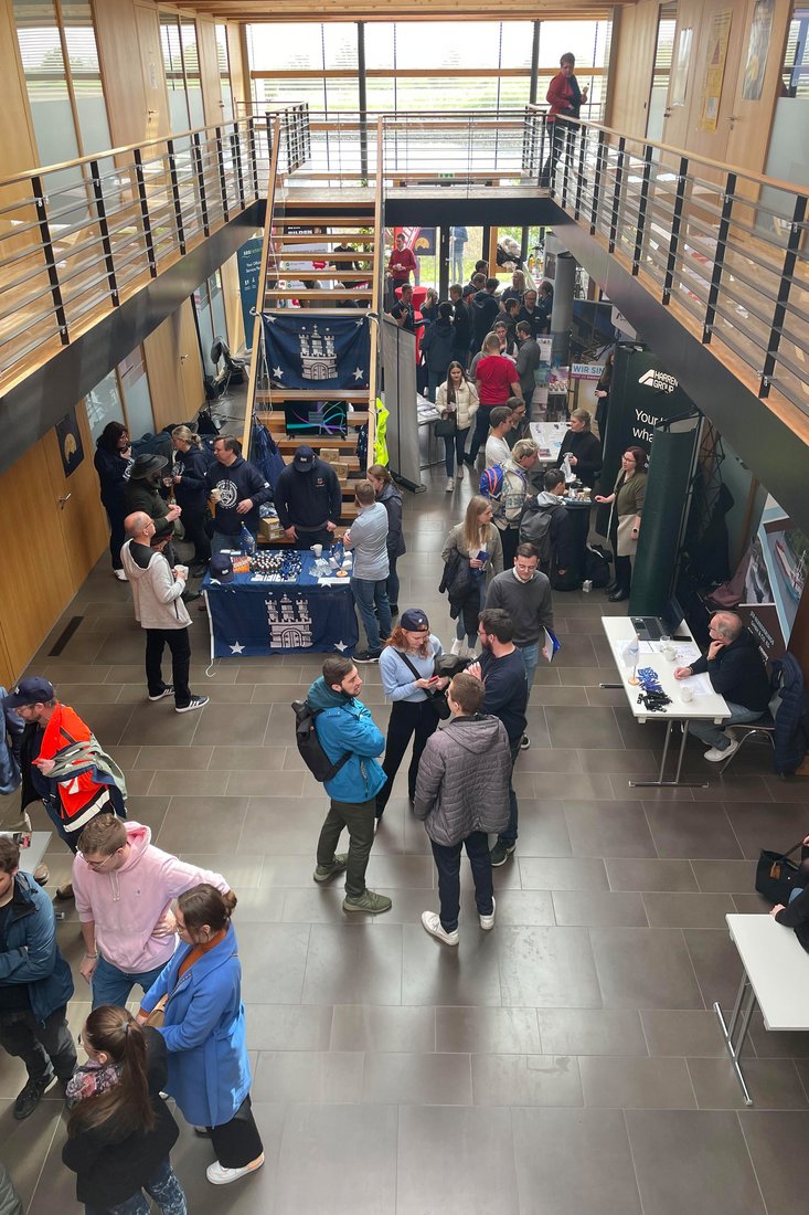 Auf dem Campus in Elsfleth kommen Studierende und Unternehmen zusammen. (Foto: Jade HS/Elisabeth Klimmek)