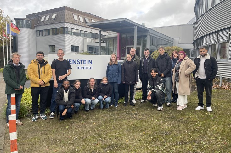 Die Exkursionsgruppe bei Löwenstein Medical mit Herrn Holger Peters, Leiter des Testzentrums (Bild: Jade HS/Armin Schneider)