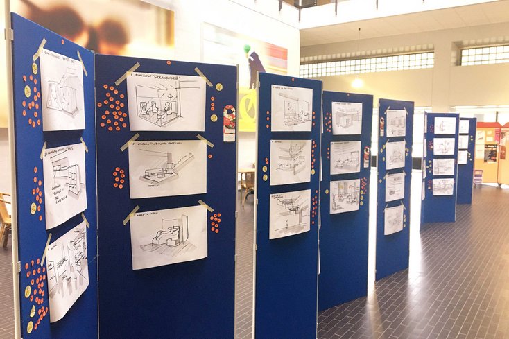 Die Ergebnisse des Workshops wurden im Lichthof ausgestellt und konnten im Nachgang noch begutachtet und bewertet werden. (Foto: Jade HS/Daniela Wrage)