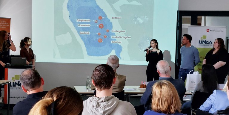 Das Gewinner-Projekt: Glück auf dem Lappwaldsee – Grenzenlose Erlebnisinseln. Schwimmenden Inseln dienen als Fläche für Gastronomie, Kultur und Veranstaltungen. Sie sind modular erweiterbar, entlang der ehemaligen innerdeutschen Grenze angeordnet und sind damit in doppelter Hinsicht grenzenlos. (Foto: Jade HS/Behn-Künzel)
