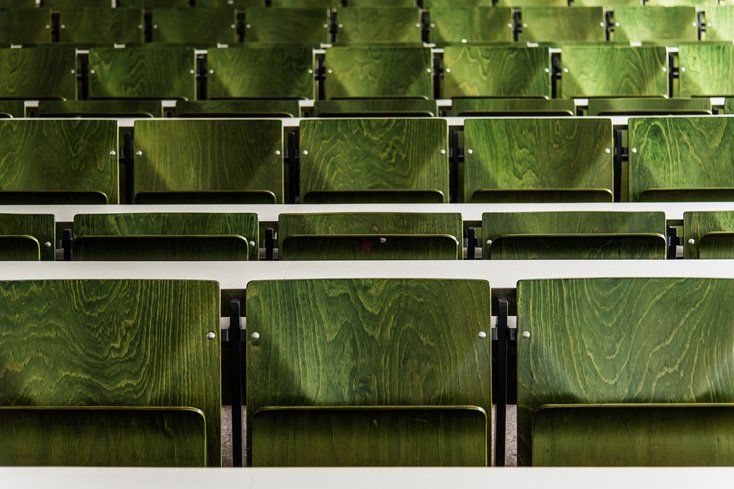 leere Stuhlreihen in einem Hörsaal