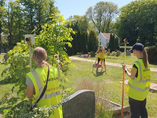 Studierende messen einen Friedhof ein