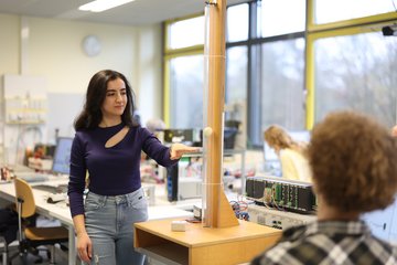 Zwei Studierende führen ein Experiment im Labor für Regelungstechnik durch.