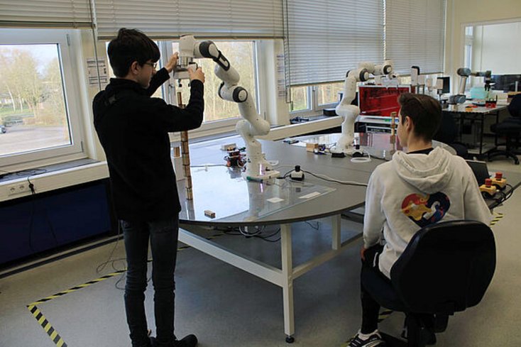 Konzentriert bei der Arbeit: Im Team programmiert es sich einfach besser. (Foto: Maria-Theresia Paetz)
