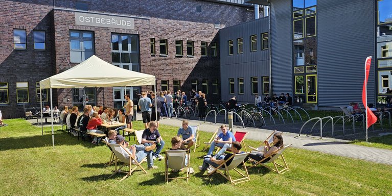Der Fachbereich Ingenieurwissenschaften lud seine Studiengangsbewerber_innen zum Kennenlerngrillen ein (Bild: Jade HS/A. Albrecht)