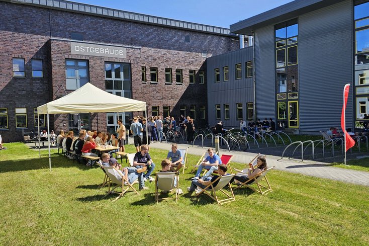 Fachschaft und Mitarbeitende des Fachbereichs Ingenieurwissenschaften luden zum Kennenlerngrillen ein (Bild: Jade HS/A. Albrecht)