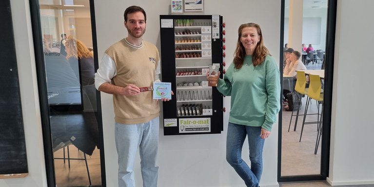 Erste Inbetriebnahme des Fair-o-maten mit Berit Müller (Jade Hochschule) und Malte Klarmann (Allgemeine Studierendenausschuss), der das Thema „Fairtrade University“ fest im Ökologie-Referat des Asta integrieren möchte, um das nachhaltige Engagement weiter zu fördern. (Foto: Jade HS/Daniela Wrage)