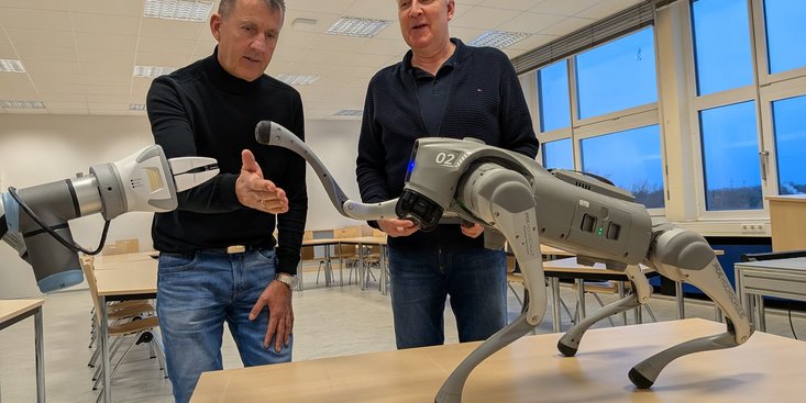 Prof. Dr. Lutz Engel und Kai-Christian Struß aus dem Fachbereich MIT demonstrieren Einsatzmöglichkeiten des Laufroboters