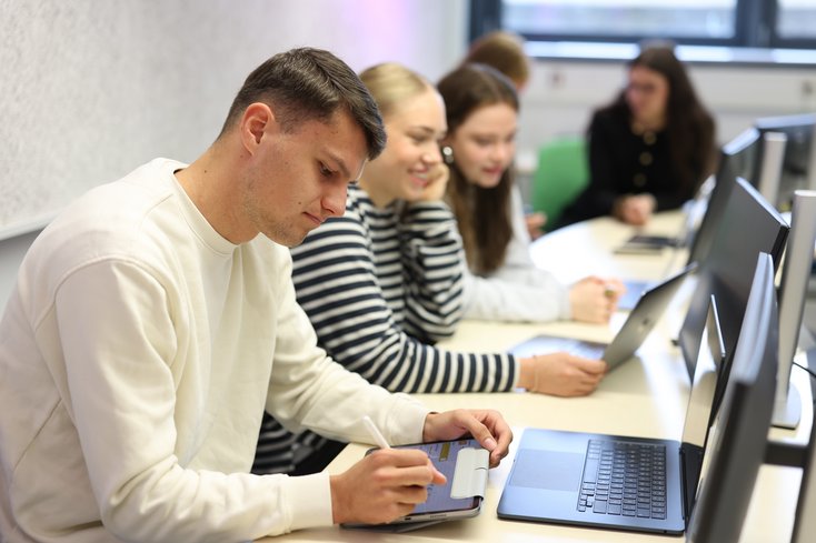 Studierende arbeiten im Unterrichtsraum.