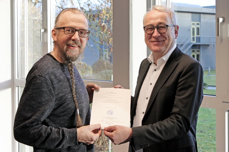 Uwe Buchtmann mit Präsident Prof. Dr.-Ing. Manfred Weisensee (Bild: Jade HS/Maritje Sanders)
