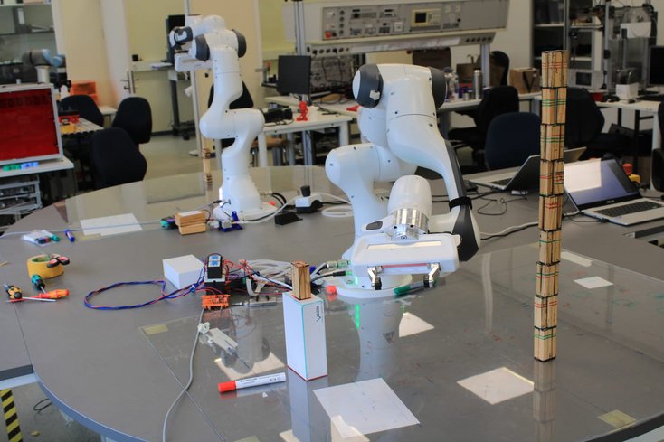 Roboterarm bei der Arbeit (Foto: Maria-Theresia Paetz)