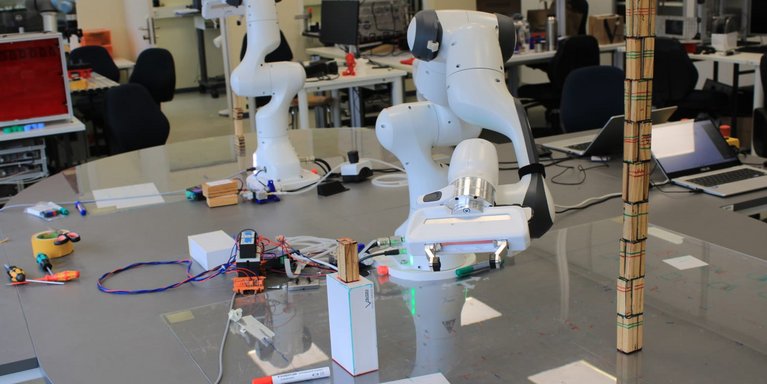 Roboterarm bei der Arbeit (Foto: Maria-Theresia Paetz)