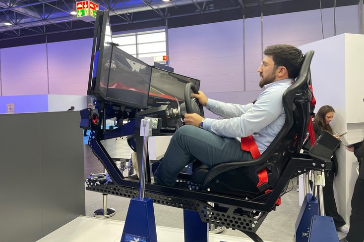 Entspannt bleiben, auch wenn's mal brenzlig wird: Bei Medizintechnik-Student Mahmoud Alnajjar wurde im Rennsimulator die Veränderung der Vitalparameter während verschiedener, mitunter gewagter Fahrmanöver untersucht. (Foto: privat)