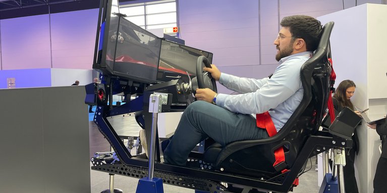 Entspannt bleiben, auch wenn's mal brenzlig wird: In einem Rennsimulator wurde die Veränderung der Vitalparameter während verschiedener, durchaus gewagter Fahrmanöver untersucht. (Foto: privat)