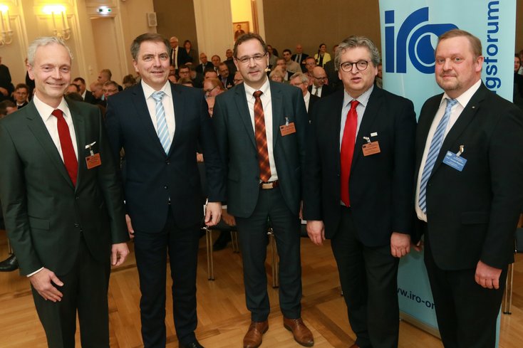 (v.l.) Prof. Dr.-Ing. Karsten Körckemeyer, Jürgen Krogmann, Prof. Dr. rer. Nat. Gerald Linke, Hans-Peter Ratzke und Prof. Thomas Wegener freuten sich, das 32. Rohrleitungsforum zu eröffnen. Foto: Jade HS/Piet Meyer