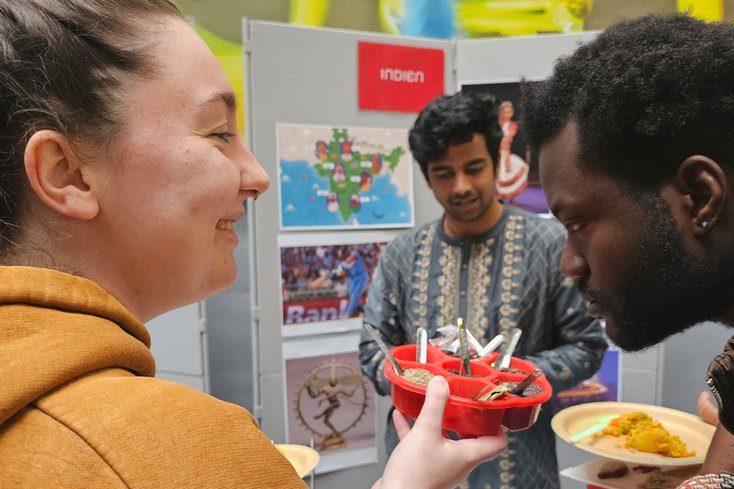 Auf der internationalen Messe am Studienort Wilhelmshaven gab es viel Kulinarisches zu entdecken. (Foto: Jade HS/Sarah Oetken)
