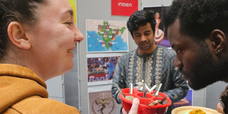 Auf der internationalen Messe am Studienort Wilhelmshaven gab es viel Kulinarisches zu entdecken. (Foto: Jade HS/Sarah Oetken)