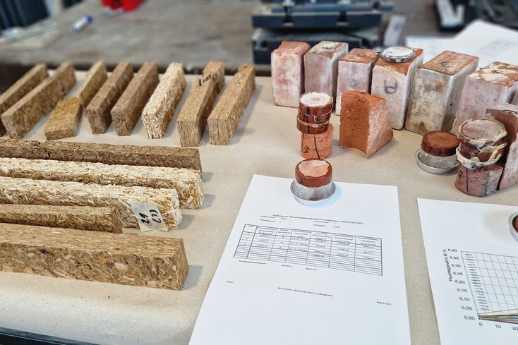 Plattenmaterialproben aus nachwachsenden Rohstoffen und Mauerwerksproben liegen zur Ermittlung ihrer feuchte-technischen Kennwerte bereit (Foto: Wibke Baumgarten) 