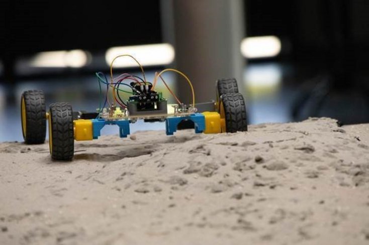 Der erste fahrende Rover auf dem Spielfeld