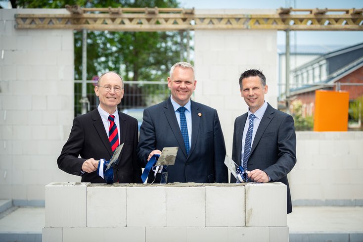 Legten den Grundstein (v.l.): Universitätspräsident Prof. Dr. Dr. Hans Michael Piper, Wissenschaftsminister Björn Thümler und Prof. Dr. Oliver Zielinski, wissenschaftlicher Leiter des Zentrums. Foto: Universität Oldenburg