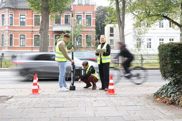 Studierende führen Zählung im Straßenraum durch.