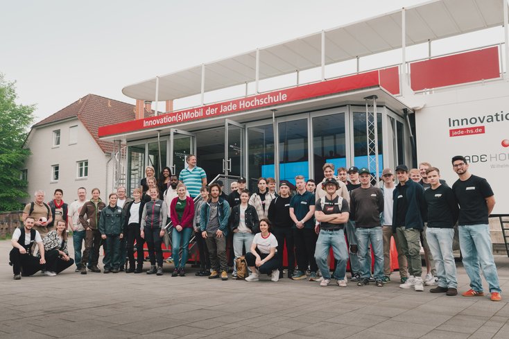 Das Team aus dem Projekt „Green Little Circle“ vor dem Innovation(s)mobil der Jade Hochschule (Foto: Jade HS)