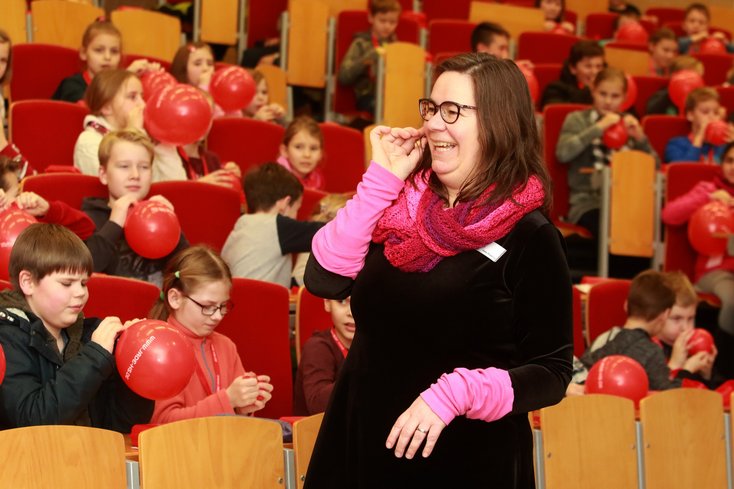 Imke Presting erklärte den Kindern alles Wissenswerte zur Strömungstechnik. Foto: Jade HS/Piet Meyer