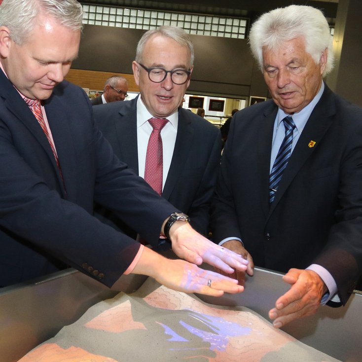 Informierten sich bei der Jubiläumsfeier über aktuelle Forschungsprojekte (v.li.): Wissenschaftsminister Björn Thümler, Hochschulpräsident Prof. Dr. Manfred Weisensee und Wilhelmshavens Bürgermeister Uwe Reese. Fotos: Piet Meyer/Jade HS