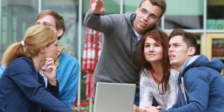 Personen sitzen um einen Tisch