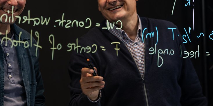 Zwei Professoren stehen vor dem Lightboard