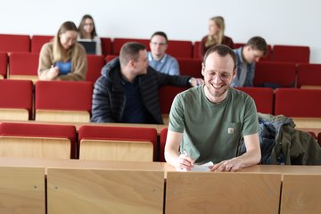 Studierende sitzen in einem Vorlesungsraum.