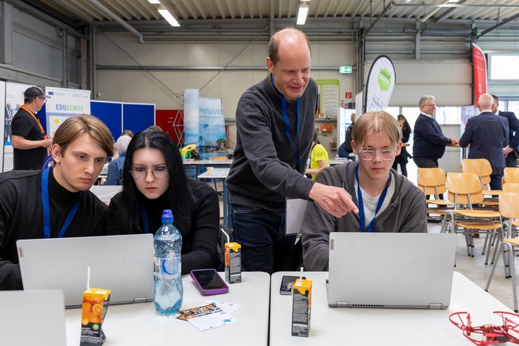 Challenge "Drohnenshow programmieren": Schüler_innen programmieren Drohnen und präsentieren ihre Formationen (Foto: WorldSkills Germany / Frank Erpinar)