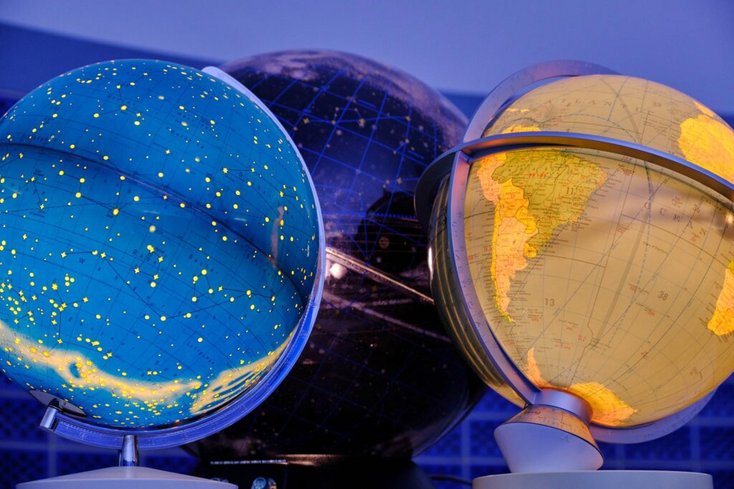 Der Himmelsglobus (links) zeigt das Firmament sozusagen von außen. Besonderheit des normalen Globus: Der helle Punkt ganz rechts im Bild. Drehen Sie den Globus, dann ist an diesem Ort zum unten an der Skala am Fuß eingestellten Datum Mittag, da die Sonne senkrecht darüber steht.