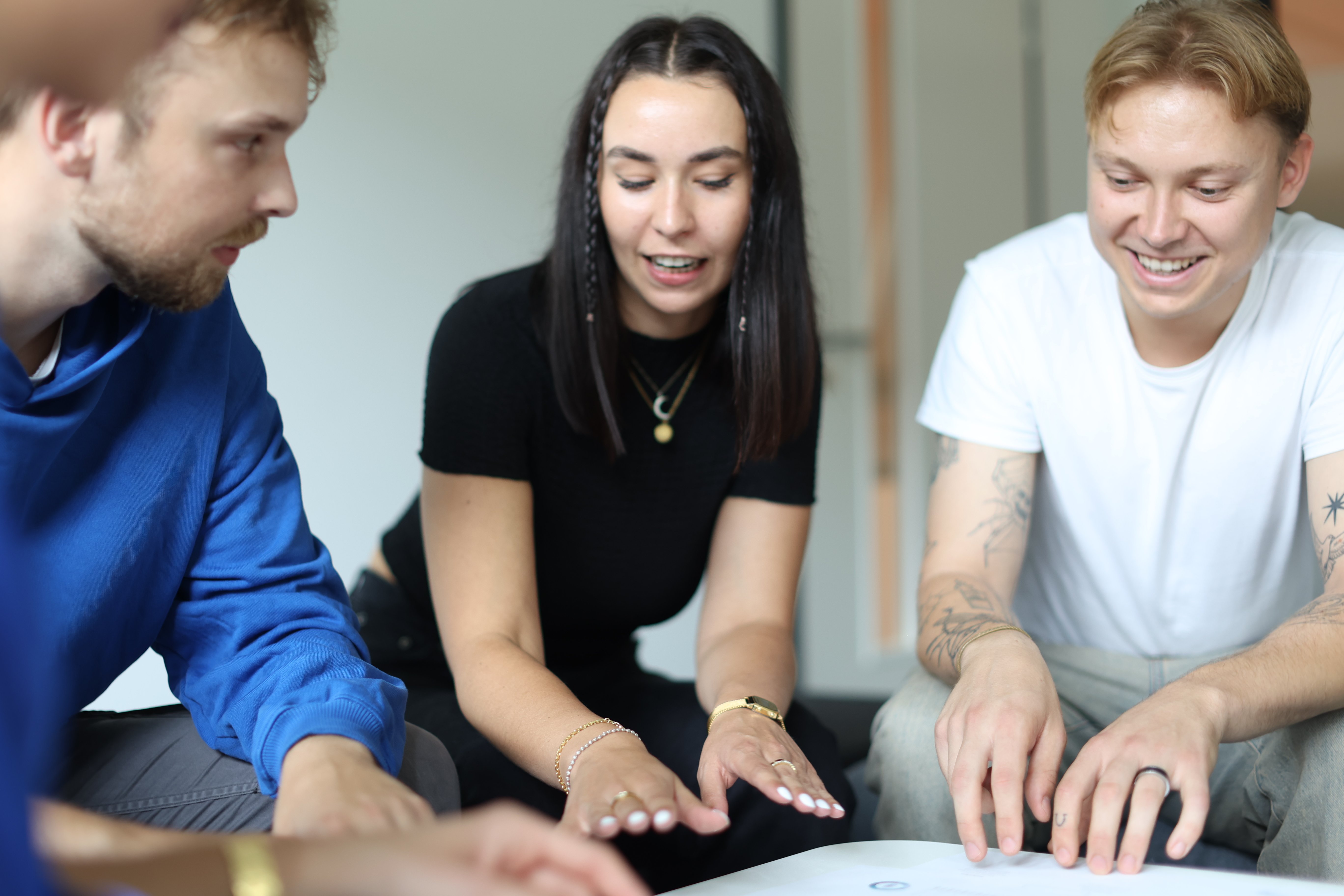 Eine Studentin erklärt ihren Kommilitonen etwas.