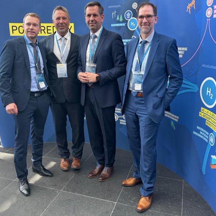Vertreter des Fachbereichs Ingenieurwissenschaften mit dem niedersächsischen Wirtschaftsminister Olaf Lies  - v.l. Prof. Dr. Karsten Oehlert, Olaf Fischer, Olaf Lies (nds. Wirtschaftsminister) und Prof. Dr. Holger Saß (Foto: Olaf Fischer/Jade HS) 