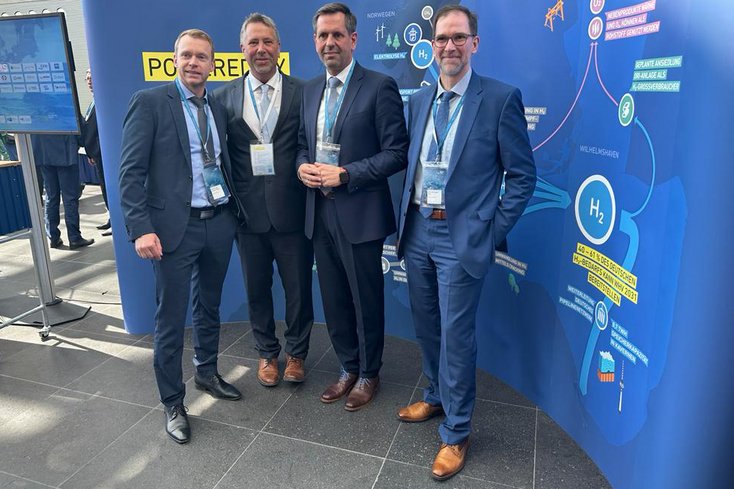 Vertreter des Fachbereichs Ingenieurwissenschaften mit dem niedersächsischen Wirtschaftsminister Olaf Lies - v.l. Prof. Dr. Karsten Oehlert, Olaf Fischer, Olaf Lies (nds. Wirtschaftsminister) und Prof. Dr. Holger Saß (Foto: Olaf Fischer/Jade HS)
