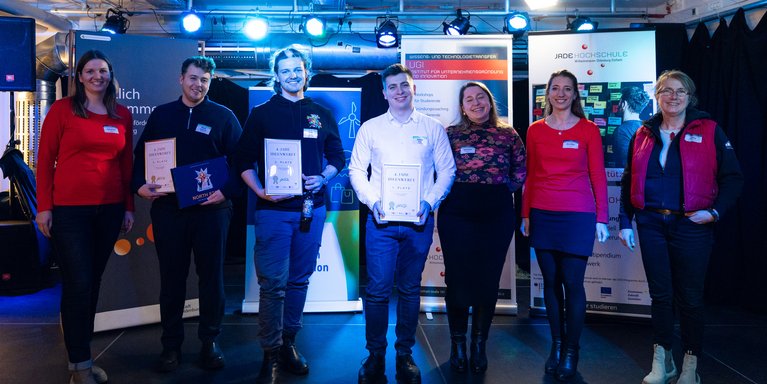 Gründer Justin Ritter (Mitte) wurde vom Publikum auf Platz 1 gewählt. (Foto: Baerenstark.media/Julian Fuchs)
