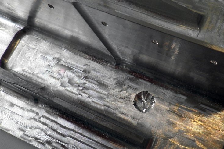 Wie die Beschädigung von Bauteilen durch Werkzeugverschleiß verhindert werden kann, ist ein Aspekt des Forschungsprojektes. (Foto: Premium AEROTEC)