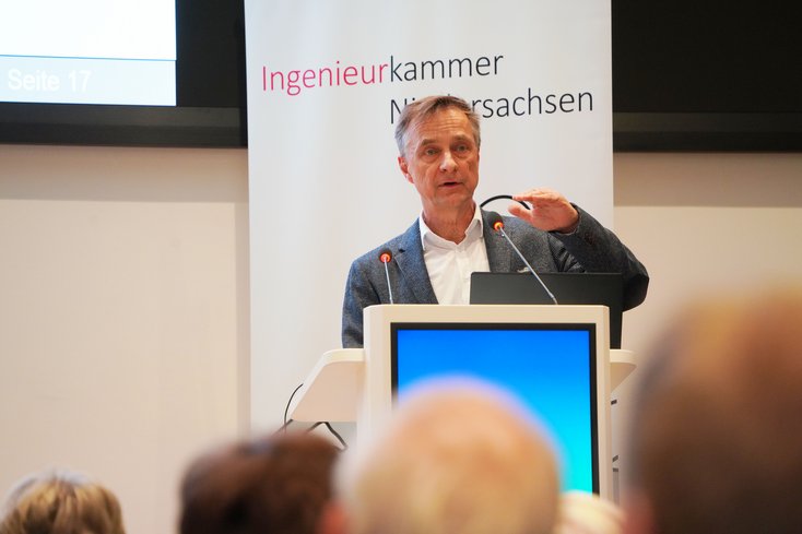 Prof. Dr.-Ing. Rainer Schwerdhelm referiert beim Ingenieurrechtstag (Bild: Jade HS/Schwerdhelm)