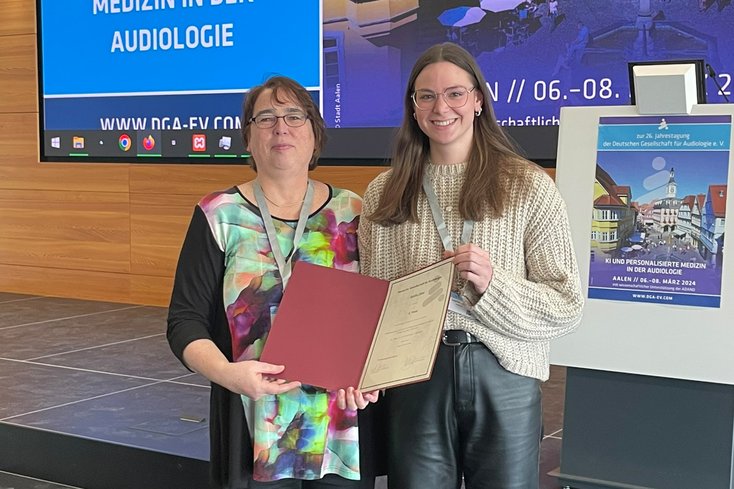 Prof. Dr. Inga Holube (li.) und Sophie Jäker freuen sich über die Auszeichnung. (Foto: Annette Limberger)