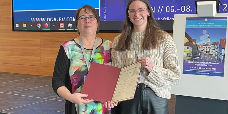 Prof. Dr. Inga Holube (li.) und Sophie Jäker freuen sich über die Auszeichnung. (Foto: Annette Limberger)