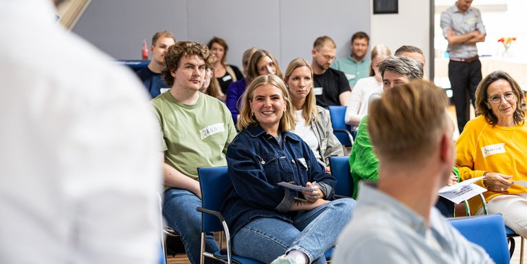 25 Jade Lots_innen, Kolleg_innen aus dem Lehr- und Lernzentrum der Jade HS sowie die früheren Koordinator_innen des Programms "Nur Mut!" feierten gemeinsam das 10-jährige Jubiläum im Schlauen Haus in Oldenburg. (Foto: Jade HS/Andreas Rothaus)