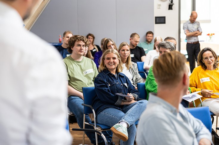 25 Jade Lots_innen, Kolleg_innen aus dem Lehr- und Lernzentrum der Jade HS sowie die früheren Koordinator_innen des Programms "Nur Mut!" feierten gemeinsam das 10-jährige Jubiläum im Schlauen Haus in Oldenburg. (Foto: Jade HS/Andreas Rothaus)