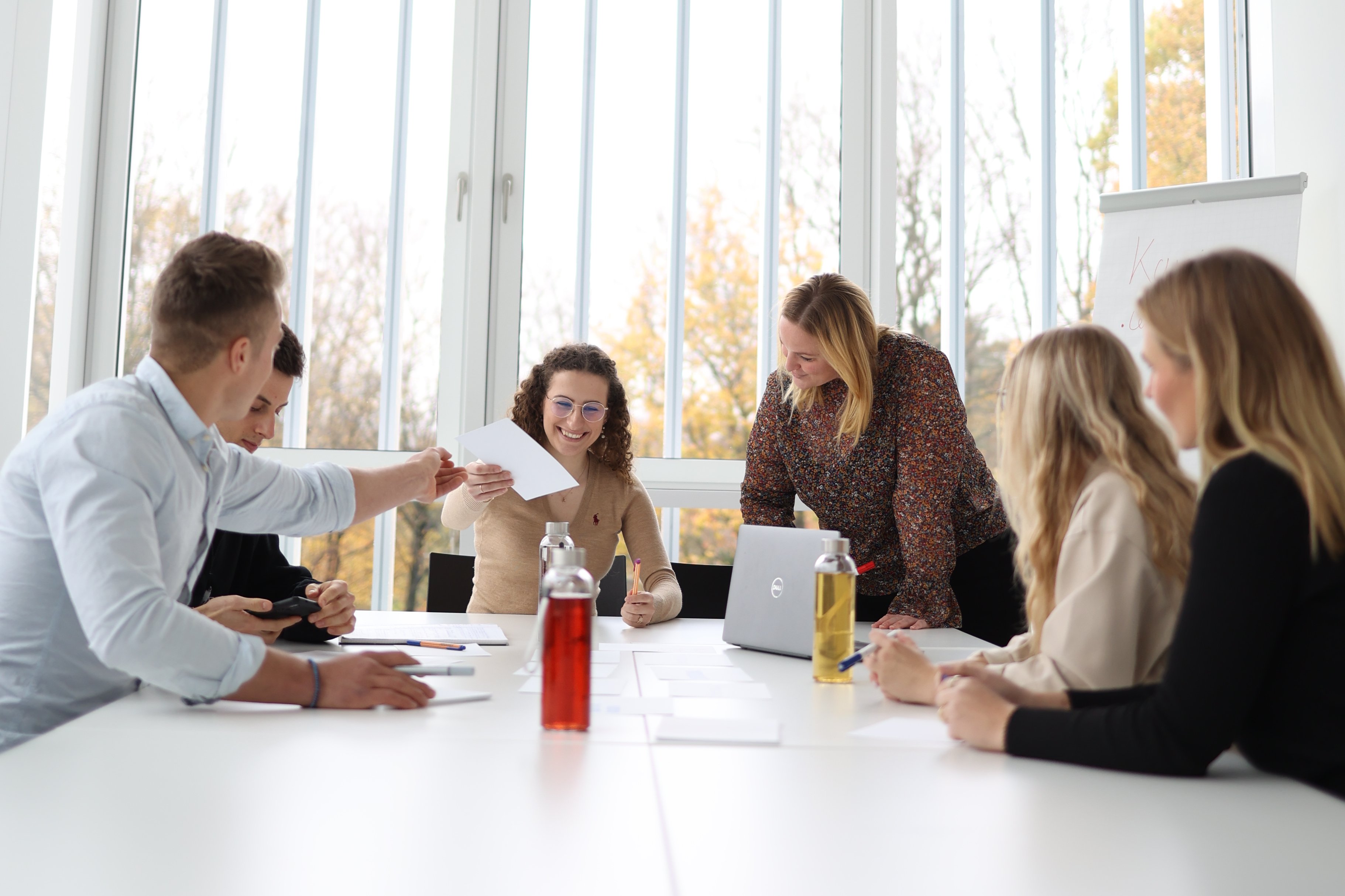 Studierende erarbeiten etwas am Schreibtisch.