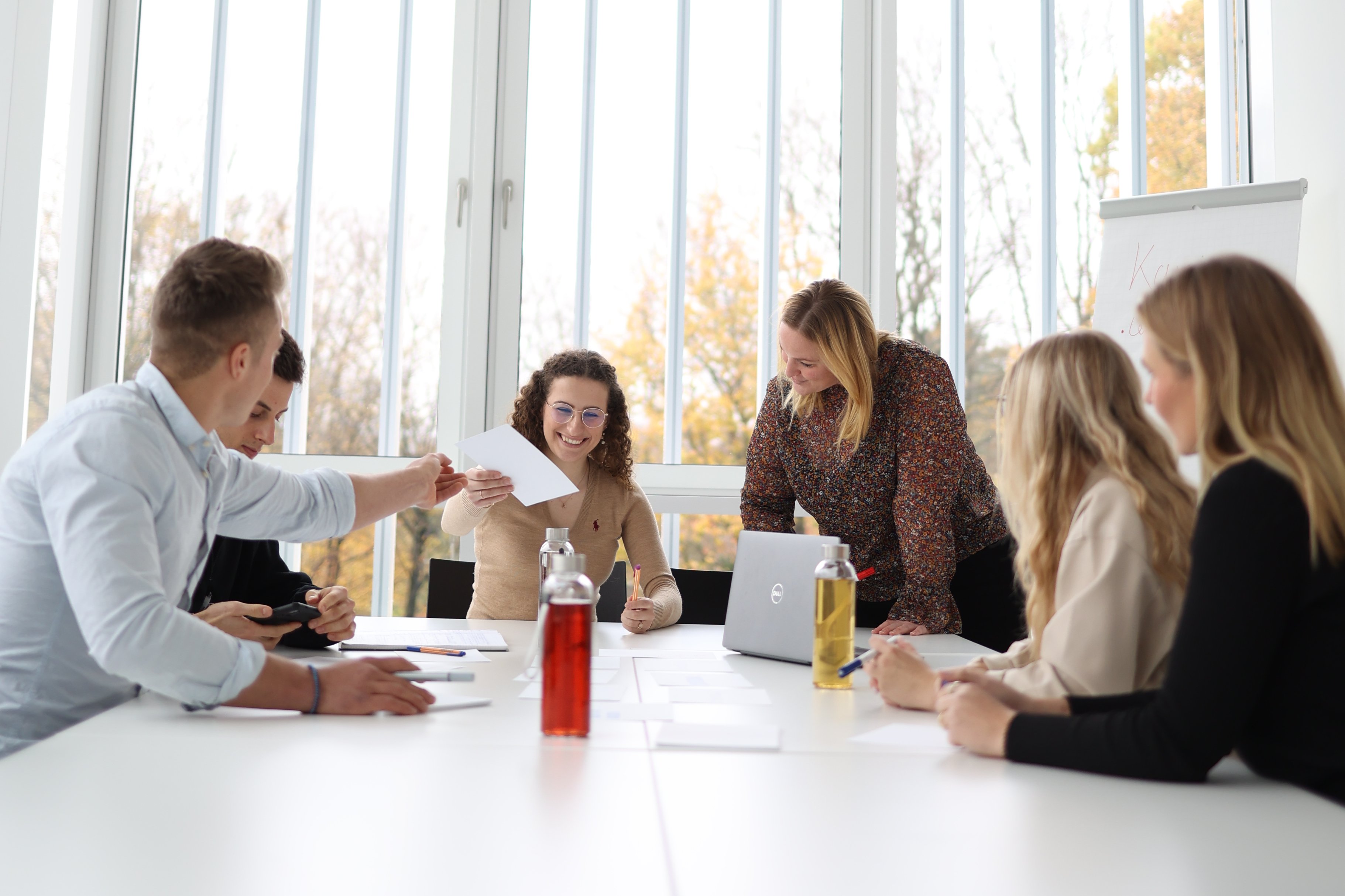 Studierende erarbeiten etwas am Schreibtisch.