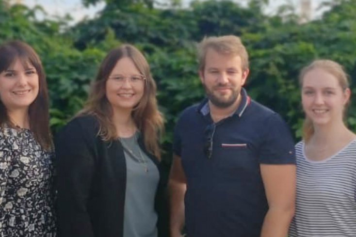 Direkt im Anschluss an unser Interview trafen sich die Studierenden zum ersten Mal im echten Leben. Von links: Martha Hentschel (Studentin der Kindheitspädagogik/Hochschule Emden/Leer), Charline Kohl (Master-Studentin der Architektur/Jade Hochschule), Eva Grothaus (Studentin im Bauingenieurwesen/Jade Hochschule), Christopher Michels und Kathrin Willeke, (Studierende der Wirtschaftsingenieurwesen-Geoinformation/ Jade Hochschule) und Jana Ulrich (Master-Studentin der Architektur an der Jade Hochschule). Foto: Arbeitsgruppe Lüttje Loog/Interdisziplinäres Lehrprojekt der Jade Hochschule und der Hochschule Emden/Leer
