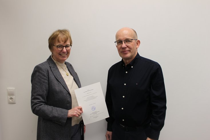 Übergabe der Urkunde von der Vizepräsidentin für Internationales, Digitalisierung und Mediensysteme Prof. Dr. Juliane Benra (Bild: Jade HS)