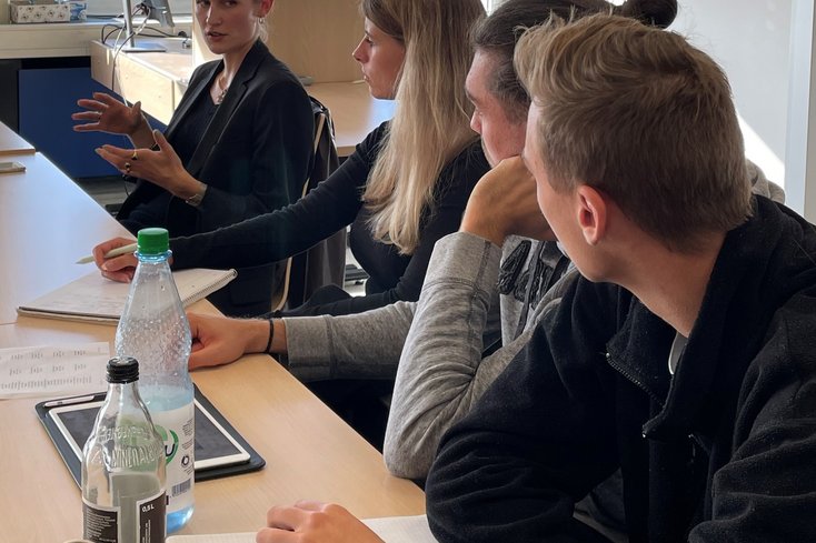 Jacqueline Taborsky (links) im Gespräch mit den Studierenden (Foto: Katrin Busch/Jade HS)